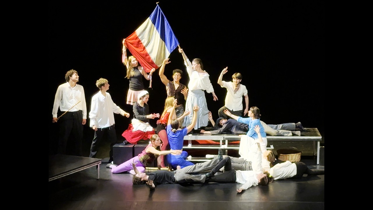 Les élèves sur scène dans le spectacle 1789, Ah ça ira !